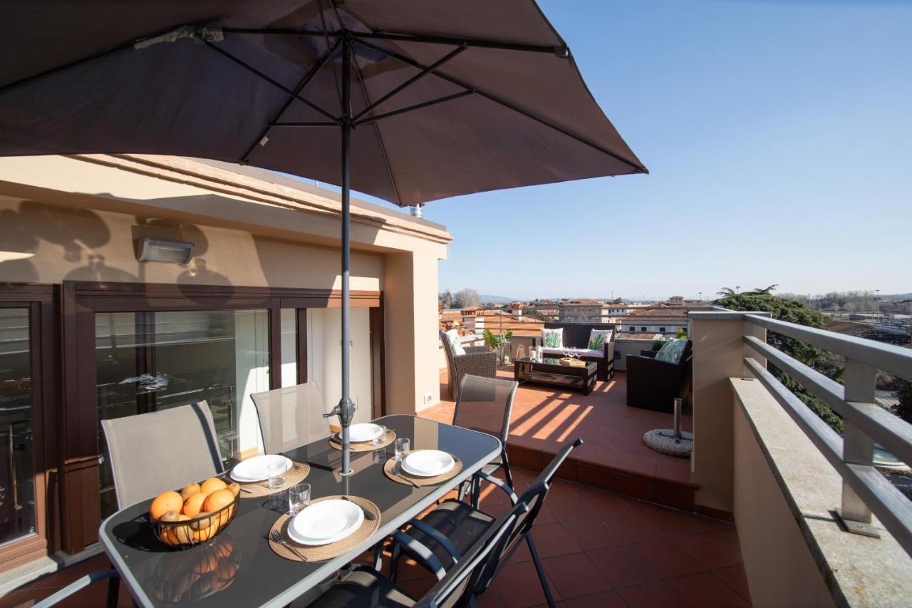 Rooftop Delight With Terrace ลุคคา ภายนอก รูปภาพ
