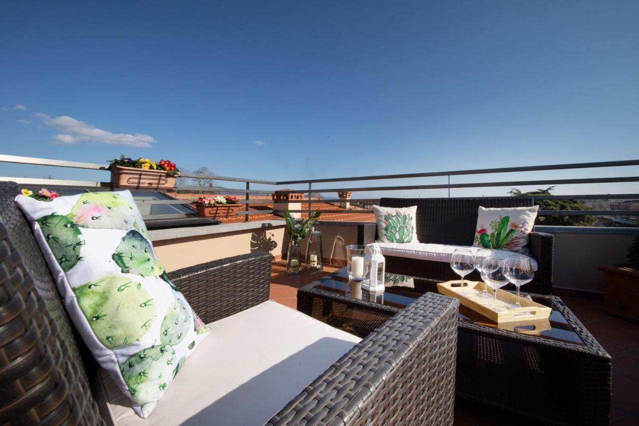 Rooftop Delight With Terrace ลุคคา ภายนอก รูปภาพ